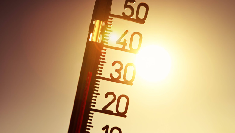 FOTOMONTAGE, Thermometer zeigt hohe Temperaturen an, Hitzewelle *** PHOTOMONTAGE, thermometer shows high temperatures, h