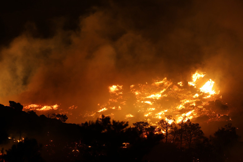 Massive fire erupts in Ierapetra, Crete