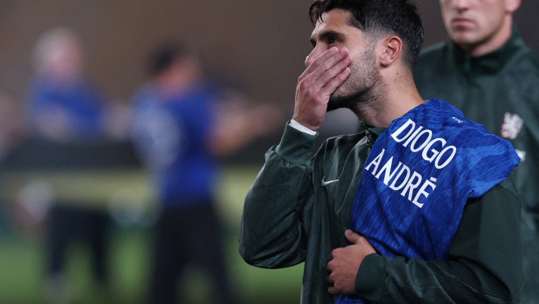 Jucătorii echipei Liverpool, conduşi de căpitanul Virgil van Dijk, au ajuns în Portugalia, pentru înmormântarea lui Diogo Jota/ Profimedia