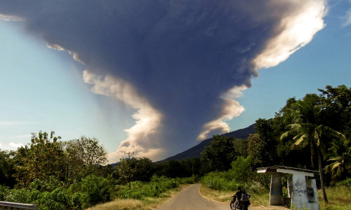 Peste 20 de zboruri, anulate după erupţia unui vulcan din Indonezia / Profimedia
