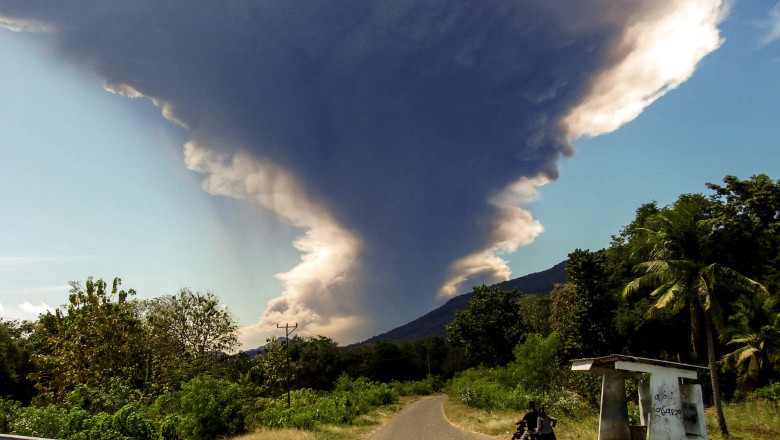 Peste 20 de zboruri, anulate după erupţia unui vulcan din Indonezia / Profimedia