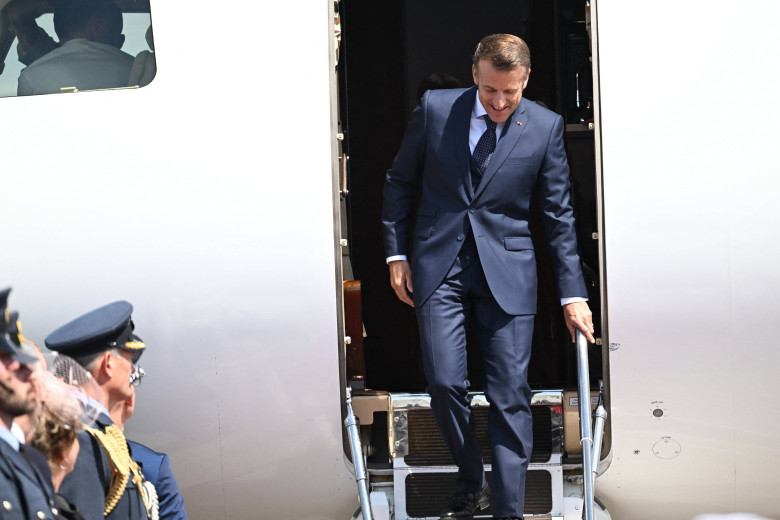Le prince William, prince de Galles, et Catherine (Kate) Middleton, princesse de Galles, accueillent le couple présidentiel français le président Emmanuel Macron et sa femme la Première Dame Brigitte Macron à l'aéroport Station RAF de Northolt