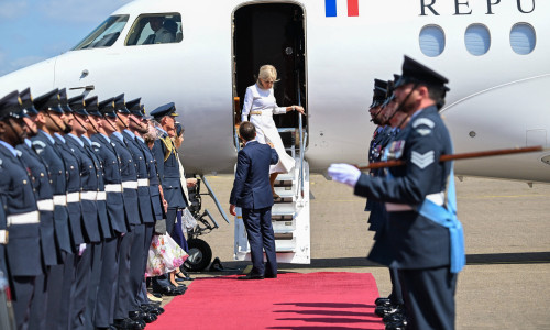 Le prince William, prince de Galles, et Catherine (Kate) Middleton, princesse de Galles, accueillent le couple présidentiel français le président Emmanuel Macron et sa femme la Première Dame Brigitte Macron à l'aéroport Station RAF de Northolt
