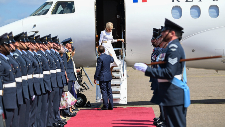 Le prince William, prince de Galles, et Catherine (Kate) Middleton, princesse de Galles, accueillent le couple présidentiel français le président Emmanuel Macron et sa femme la Première Dame Brigitte Macron à l'aéroport Station RAF de Northolt