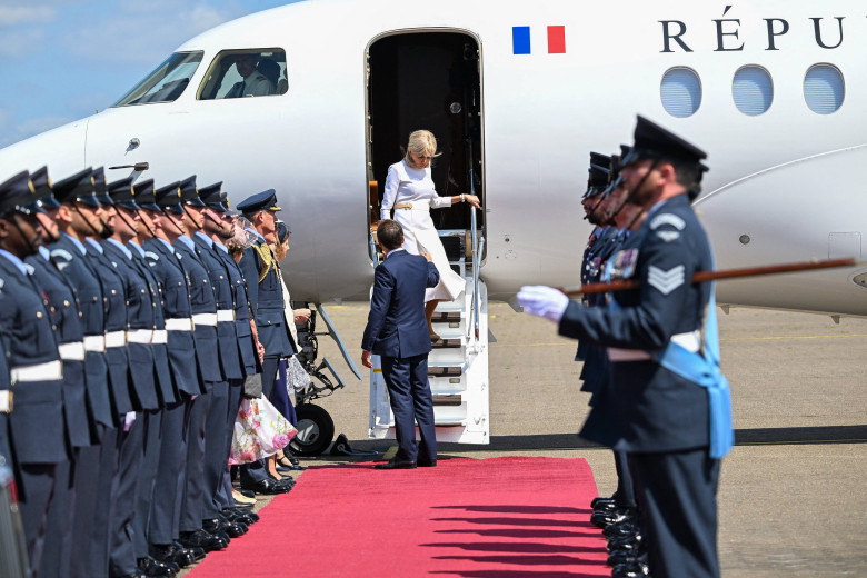 Le prince William, prince de Galles, et Catherine (Kate) Middleton, princesse de Galles, accueillent le couple présidentiel français le président Emmanuel Macron et sa femme la Première Dame Brigitte Macron à l'aéroport Station RAF de Northolt