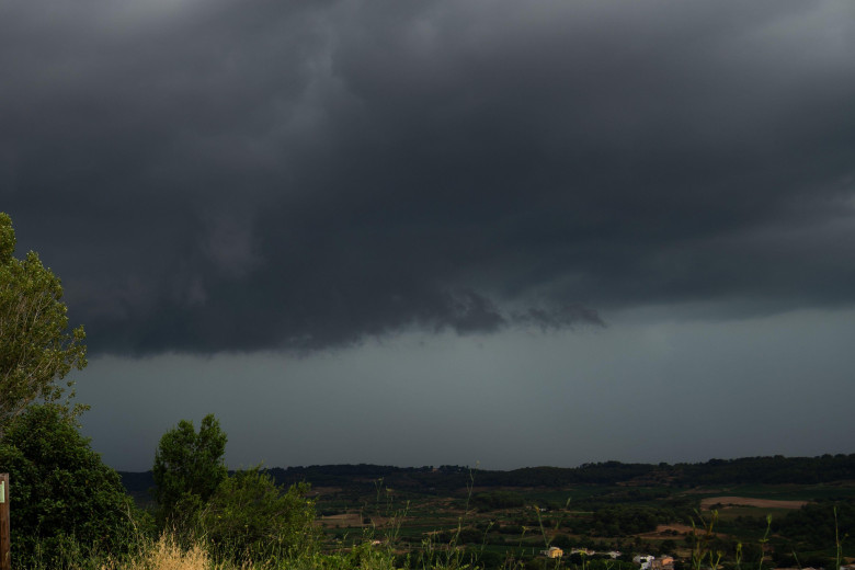 A strange weather known as a DANA has caused catastrophic flash flooding in Barcelona. New DANA over Catalonia, in a storm typical of late summer, but due to climate change, the extremely high temperatures experienced, and the warm sea surface, it is caus