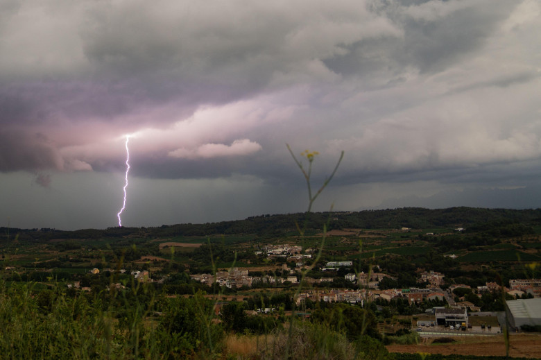 A strange weather known as a DANA has caused catastrophic flash flooding in Barcelona. New DANA over Catalonia, in a storm typical of late summer, but due to climate change, the extremely high temperatures experienced, and the warm sea surface, it is caus