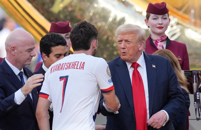 Donald Trump, aplaudat şi huiduit la finala dintre PSG şi Chelsea/ Profimedia