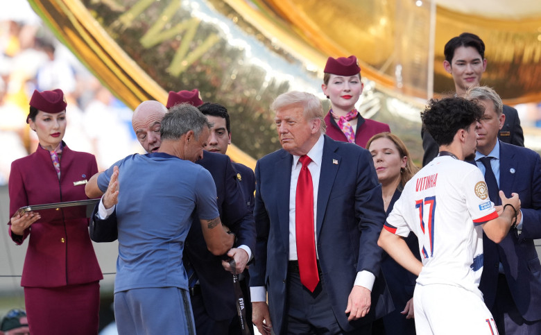 Donald Trump, aplaudat şi huiduit la finala dintre PSG şi Chelsea/ Profimedia