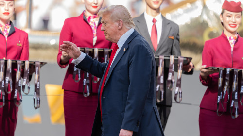 Donald Trump, aplaudat şi huiduit la finala dintre PSG şi Chelsea/ Profimedia