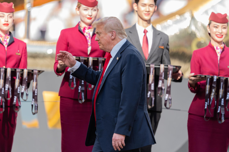 Donald Trump, aplaudat şi huiduit la finala dintre PSG şi Chelsea/ Profimedia