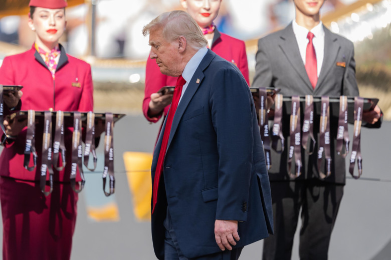 Donald Trump, aplaudat şi huiduit la finala dintre PSG şi Chelsea/ Profimedia