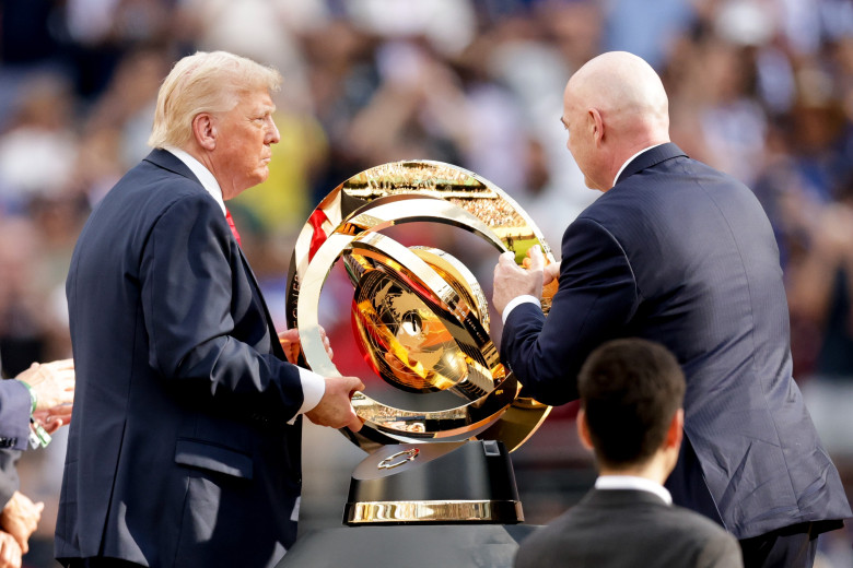 Donald Trump, aplaudat şi huiduit la finala dintre PSG şi Chelsea/ Profimedia