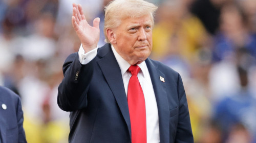 Donald Trump, aplaudat şi huiduit la finala dintre PSG şi Chelsea/ Profimedia