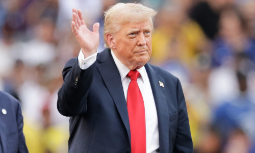 Donald Trump, aplaudat şi huiduit la finala dintre PSG şi Chelsea/ Profimedia