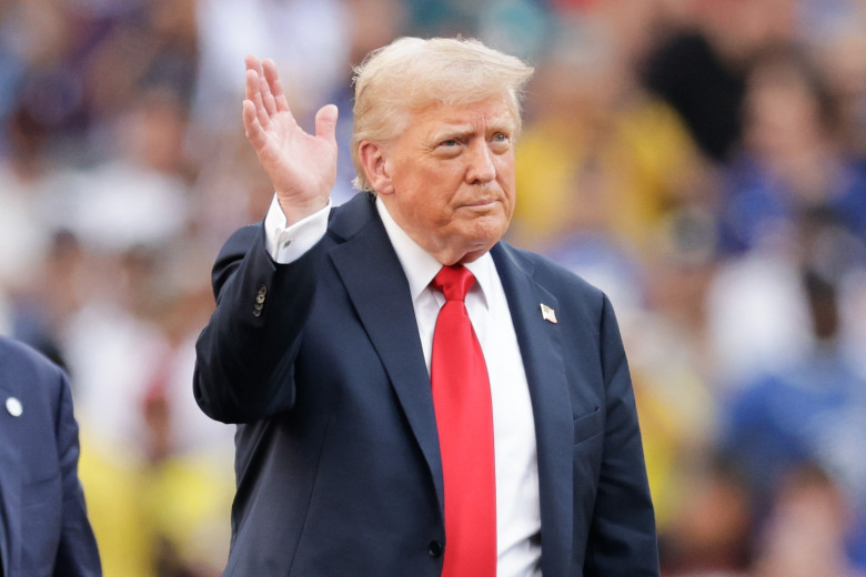 Donald Trump, aplaudat şi huiduit la finala dintre PSG şi Chelsea/ Profimedia
