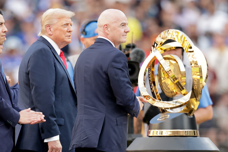 Donald Trump, aplaudat şi huiduit la finala dintre PSG şi Chelsea/ Profimedia