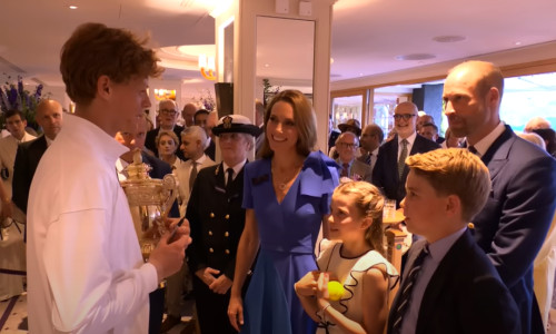 jannik sinner si familia regala britanica