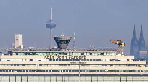 Flughafen Köln Bonn Airport. Flugzeugbeim Start. Luftfahrzeugkennzeichen: TC-NCE, Pegasus, Airbus A320neo. // 29.04.2025