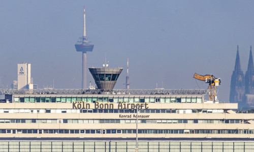 Flughafen Köln Bonn Airport. Flugzeugbeim Start. Luftfahrzeugkennzeichen: TC-NCE, Pegasus, Airbus A320neo. // 29.04.2025