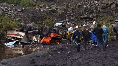 13 persoane au murit și 20 au fost rănite după ce un autobuz cu muncitori s-a prăbușit într-o râpă adâncă de 25 de metri/ Foto: X