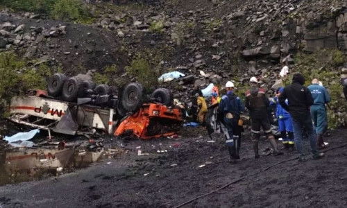 13 persoane au murit și 20 au fost rănite după ce un autobuz cu muncitori s-a prăbușit într-o râpă adâncă de 25 de metri/ Foto: X
