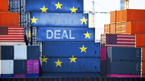 FOTOMONTAGE, Gestapelte Container mit EU-Fahne, USA-Fahnen und Aufschrift Deal, Symbolfoto für den Zoll-Deal zwischen de
