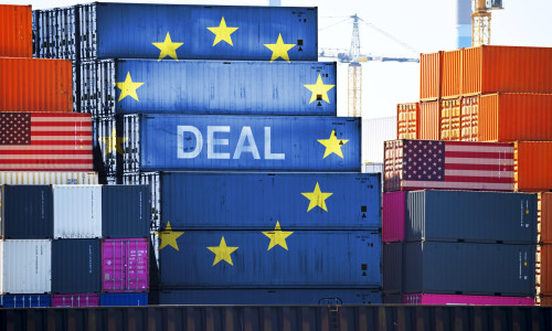 FOTOMONTAGE, Gestapelte Container mit EU-Fahne, USA-Fahnen und Aufschrift Deal, Symbolfoto für den Zoll-Deal zwischen de