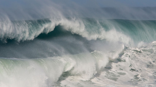 Storm surf, Tsunami wave