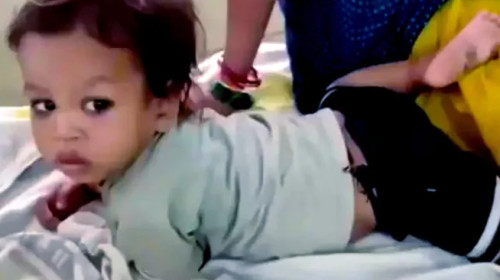 baietel care a muscat un sarpe cobra