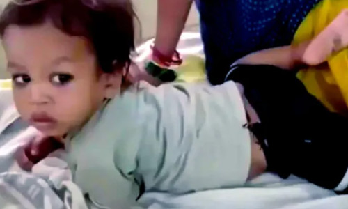 baietel care a muscat un sarpe cobra