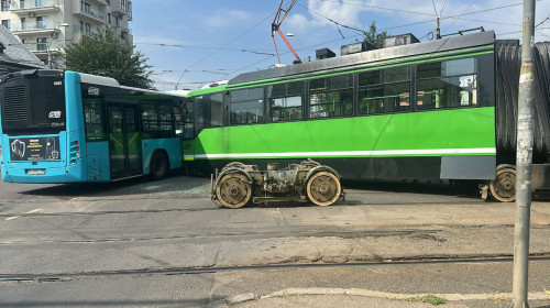 Accident între un tramvai și un autobuz