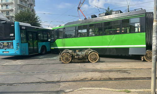 Accident între un tramvai și un autobuz