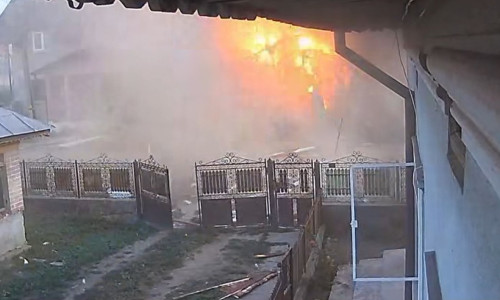 Explozie puternică urmată de incendiu într-un magazin din Dâmboviţa