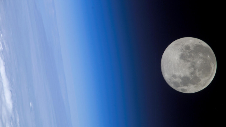 Moon on earth horizon