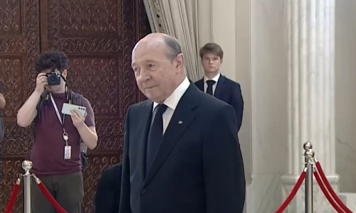traian basescu la catafalcul lui ion iliescu