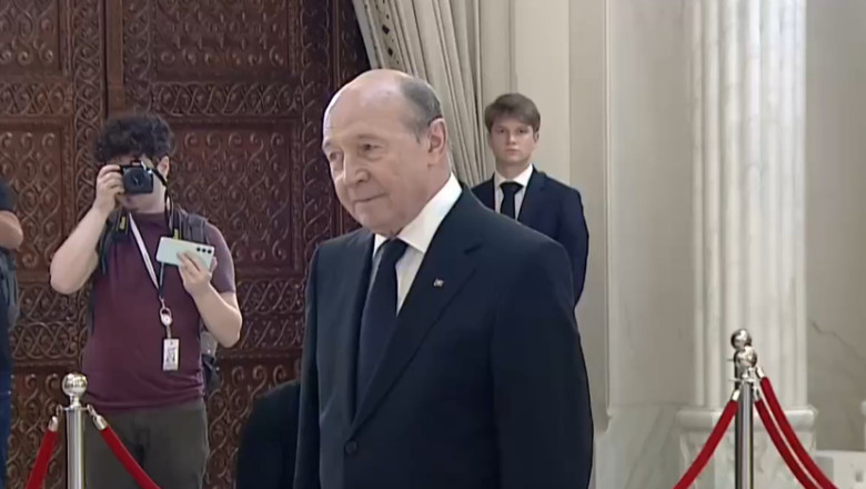 traian basescu la catafalcul lui ion iliescu