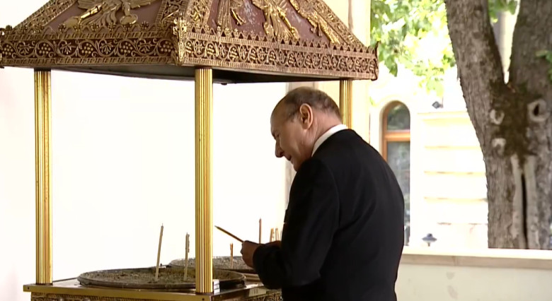 traian basescu aprinde lumanari pentru iliescu