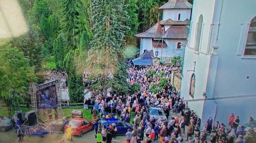 Zeci de pelerini au avut nevoie de îngrijiri medicale la slujba de canonizare a Sfinţilor Paisie şi Cleopa în Neamţ/ Foto: ISU Neamț
