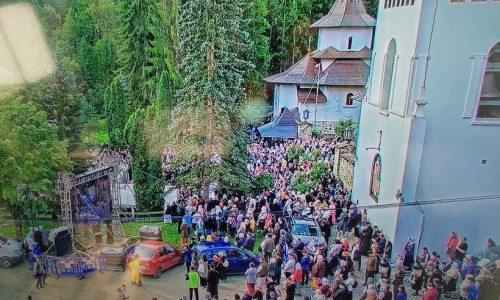Zeci de pelerini au avut nevoie de îngrijiri medicale la slujba de canonizare a Sfinţilor Paisie şi Cleopa în Neamţ/ Foto: ISU Neamț