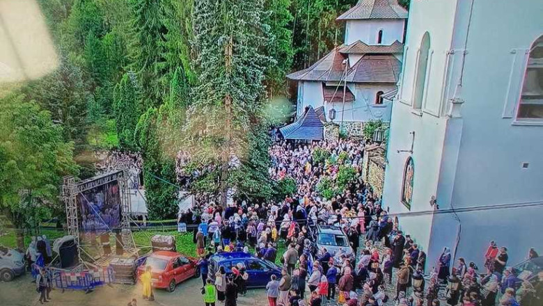 Zeci de pelerini au avut nevoie de îngrijiri medicale la slujba de canonizare a Sfinţilor Paisie şi Cleopa în Neamţ/ Foto: ISU Neamț