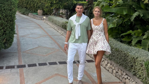 Cristi Borcea și Valentina Pelinel, vacanță de lux în Capri. El la bustul gol, ea în costum de baie, la plimbare cu iahtul