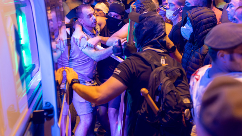 Confruntări violente în Serbia între susținătorii partidului de guvernământ și protestatari/ Profimedia