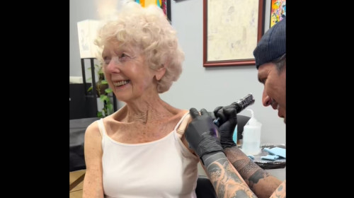 bunica 87 de ani tatuaj