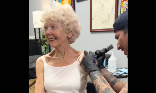 bunica 87 de ani tatuaj