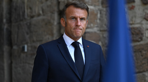 Le président Emmanuel Macron participe à une vidéoconférence avec la commissaire européenne Ursula van der Leyen et le président ukrainien Volodymyr Zelenskyy au Fort de Bregancon à Bormes-les-Mimosas