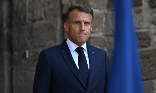 Le président Emmanuel Macron participe à une vidéoconférence avec la commissaire européenne Ursula van der Leyen et le président ukrainien Volodymyr Zelenskyy au Fort de Bregancon à Bormes-les-Mimosas