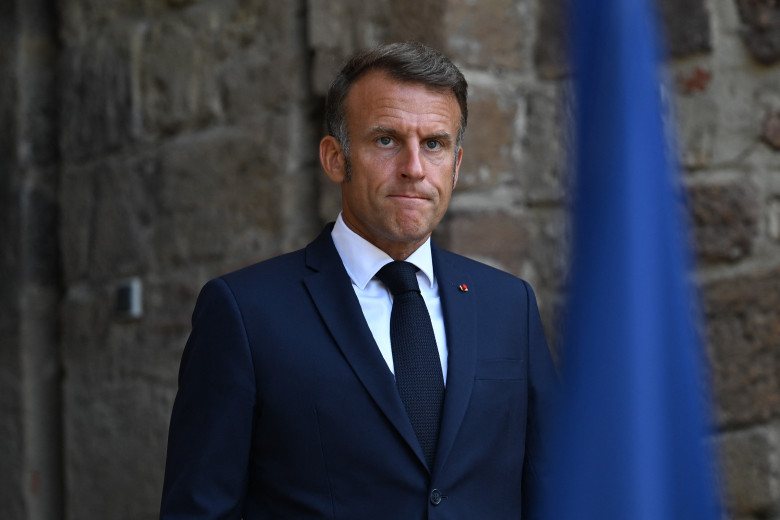Le président Emmanuel Macron participe à une vidéoconférence avec la commissaire européenne Ursula van der Leyen et le président ukrainien Volodymyr Zelenskyy au Fort de Bregancon à Bormes-les-Mimosas