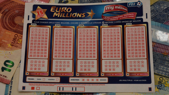 Au pus câte 5 euro și au devenit milionari. 21 de prieteni au câștigat jackpotul de 123 de milioane