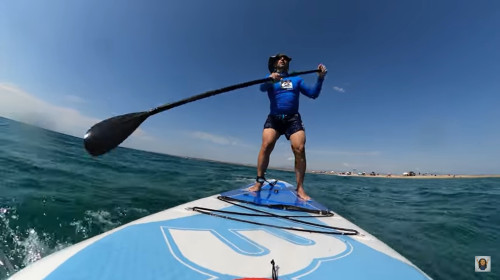 Un român și copiii săi salvați de un practicant SUP